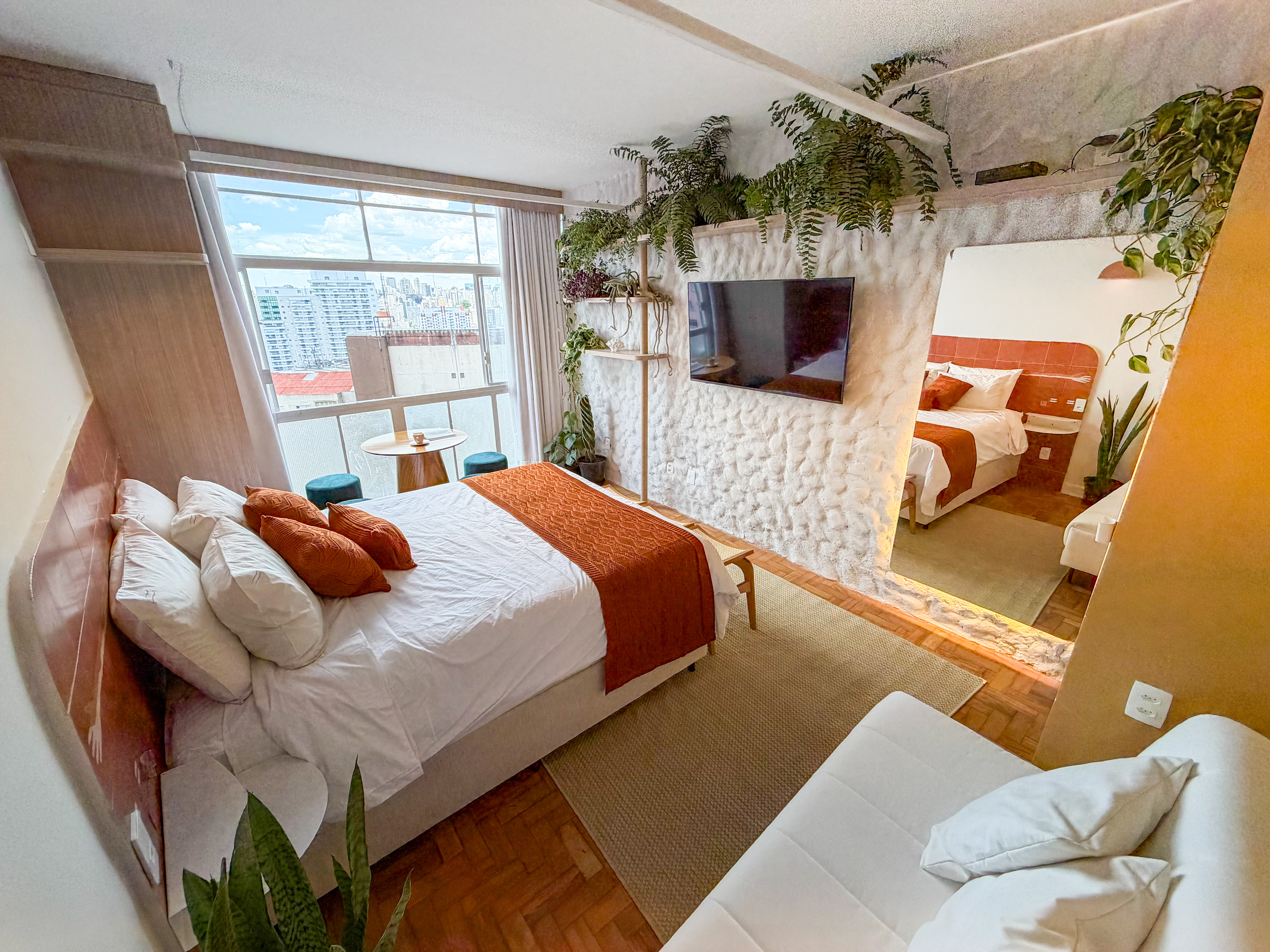 Todo abraço. Airbnb no Copan @yanainainteriores
